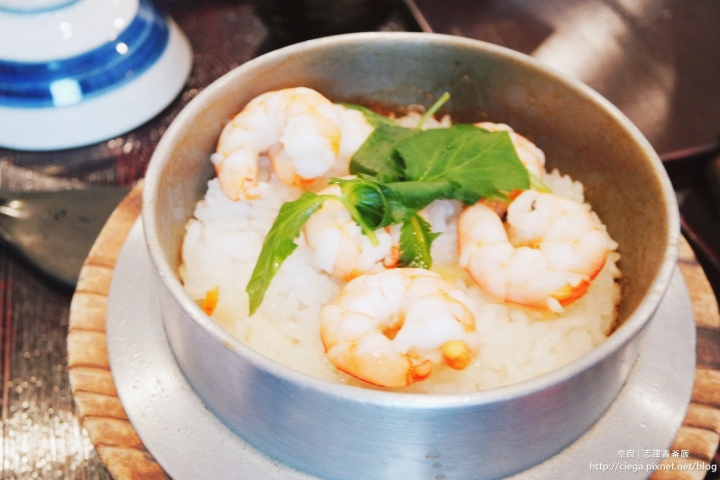 奈良美食│志津香釜飯【拖著媽媽去關西】│完整呈現食物鮮甜原味的小鍋飯,排隊一小時剛剛好 │奈良排隊名店,觀光客在地人都愛吃