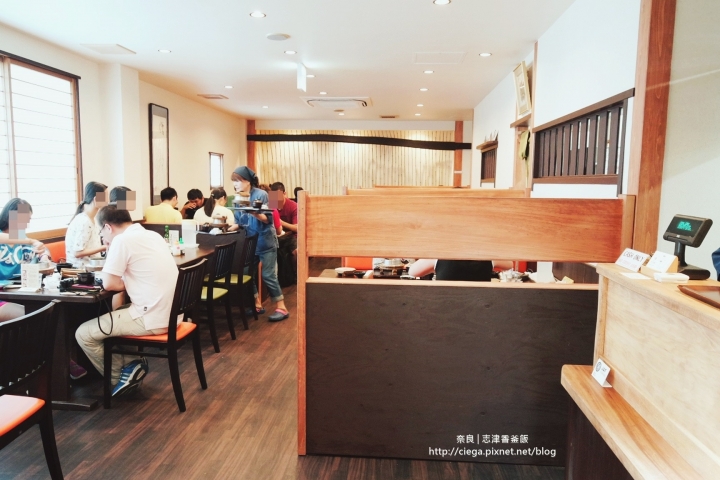 奈良美食│志津香釜飯【拖著媽媽去關西】│完整呈現食物鮮甜原味的小鍋飯,排隊一小時剛剛好 │奈良排隊名店,觀光客在地人都愛吃