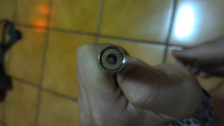 在擠入皺縮型接頭前, 5CFB(RG6)同軸電纜線需要先把編織網外翻嗎?如果編織網要外翻後需要保留或剪掉呢?