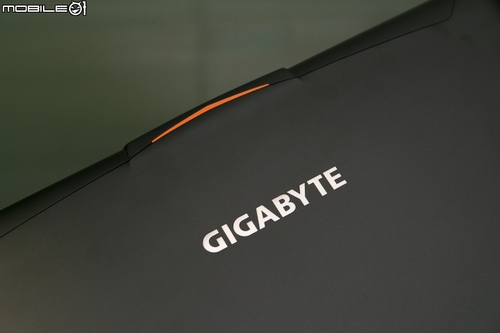 GIGABYTE P35X v6 輕量級效能筆電