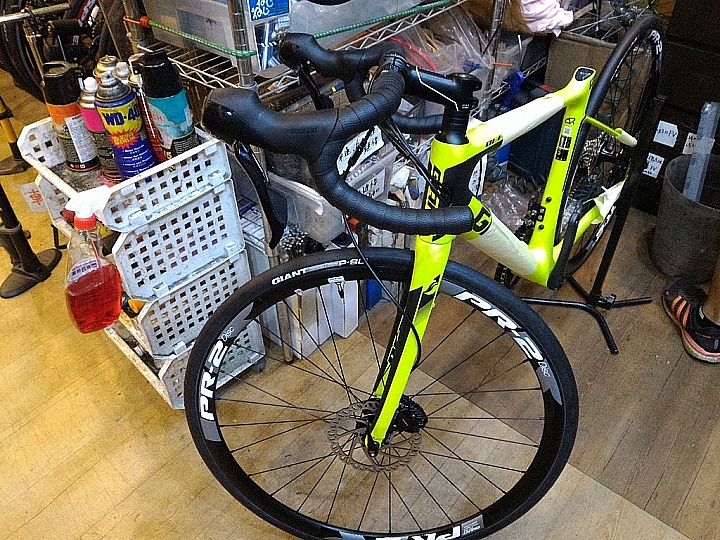我的第一台公路車 2017 GIANT DEFY ADVANCED 1 首發 >