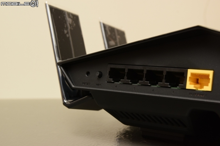 【開箱】特殊外型更上一層樓 D-Link DIR-879