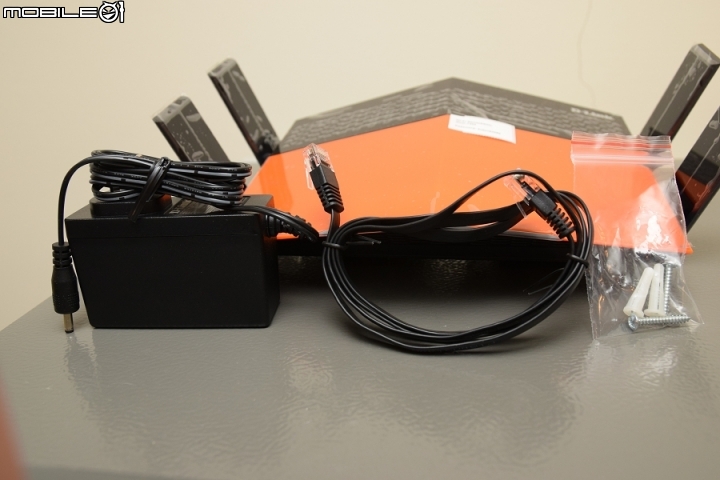 【開箱】特殊外型更上一層樓 D-Link DIR-879
