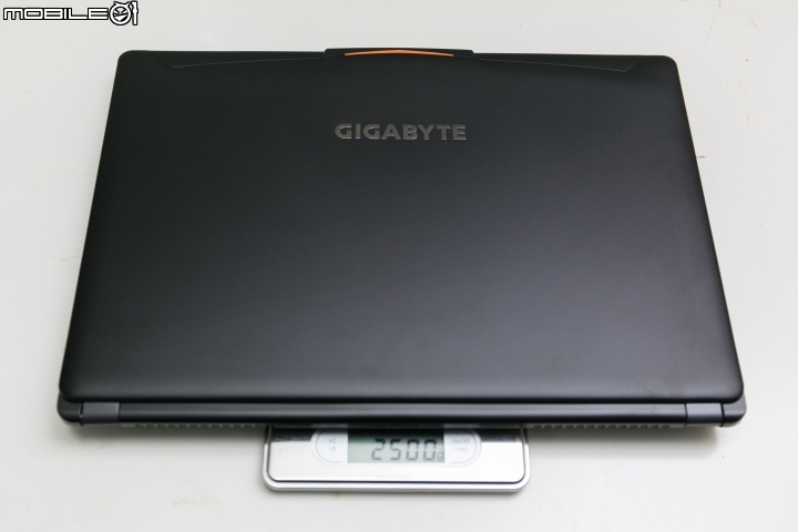 GIGABYTE P35X v6 輕量級效能筆電