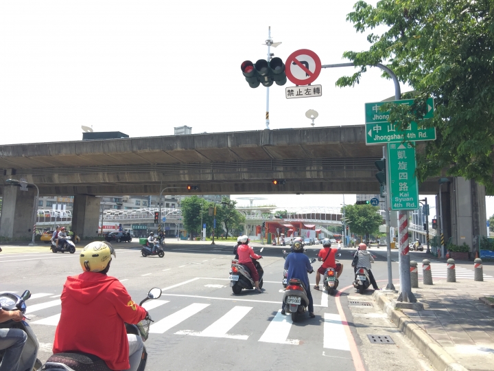 急~對方闖紅燈導致我摔車