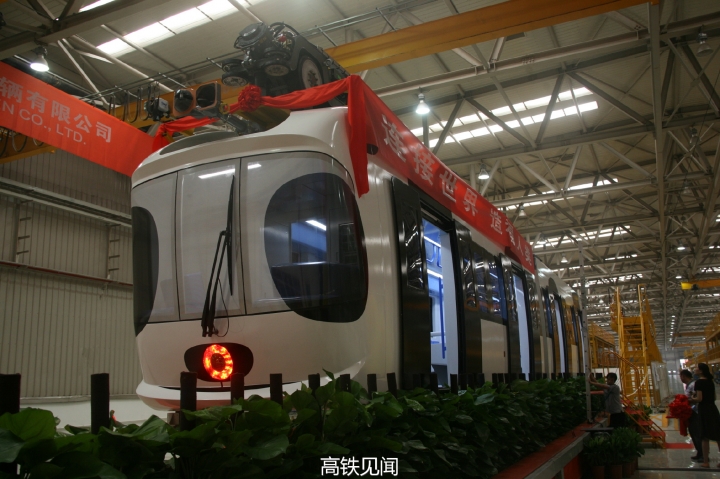 中國首列空鐵列車在中車浦鎮公司正式下線