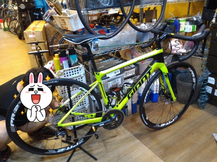 我的第一台公路車 2017 GIANT DEFY ADVANCED 1 首發 >