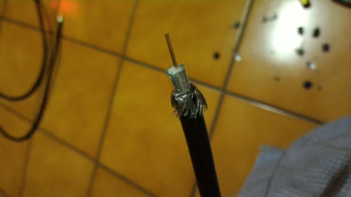 在擠入皺縮型接頭前, 5CFB(RG6)同軸電纜線需要先把編織網外翻嗎?如果編織網要外翻後需要保留或剪掉呢?