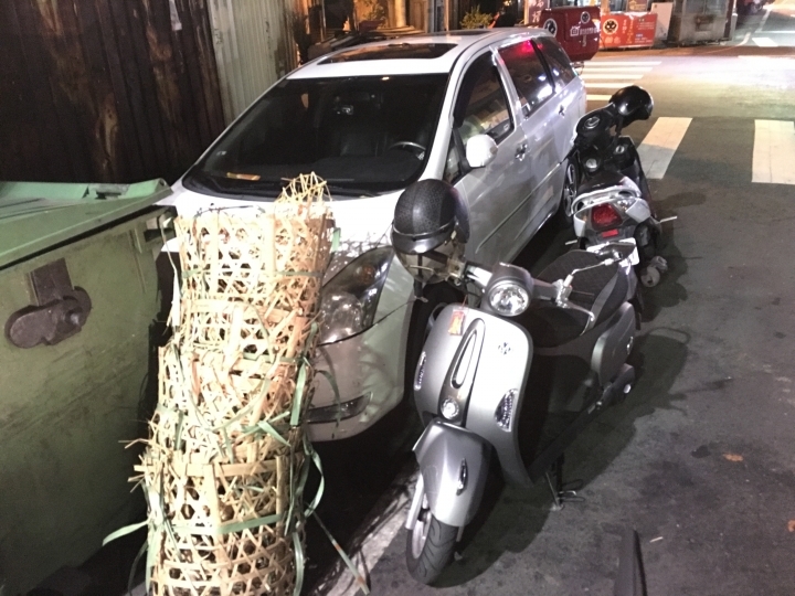 誇張車主為了自己停車把機車移到車道上