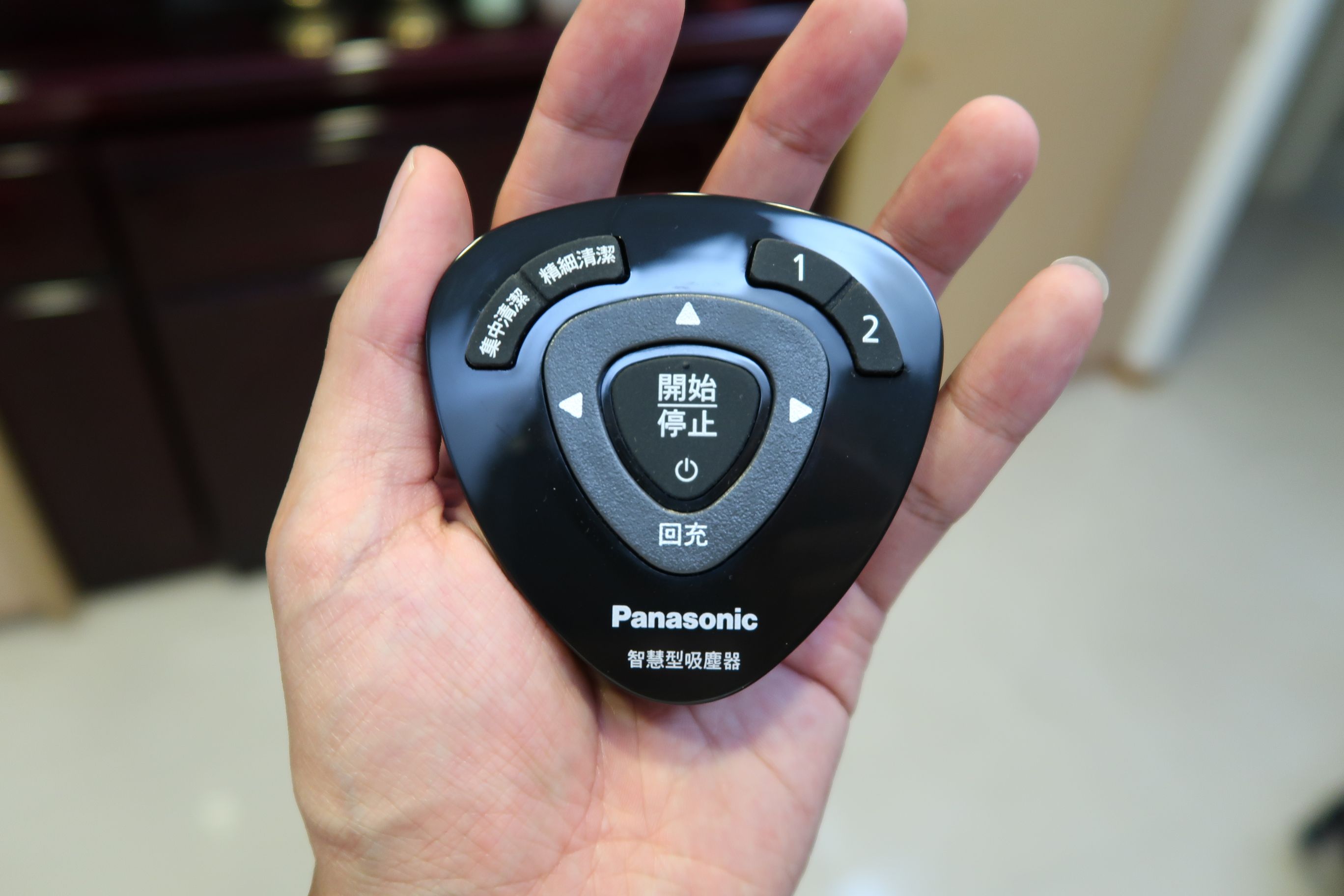 掃地機器人 Panasonic RULO \ Neato Botvac D75 \ LG HOM-BOT VR64701LVM 使用心得