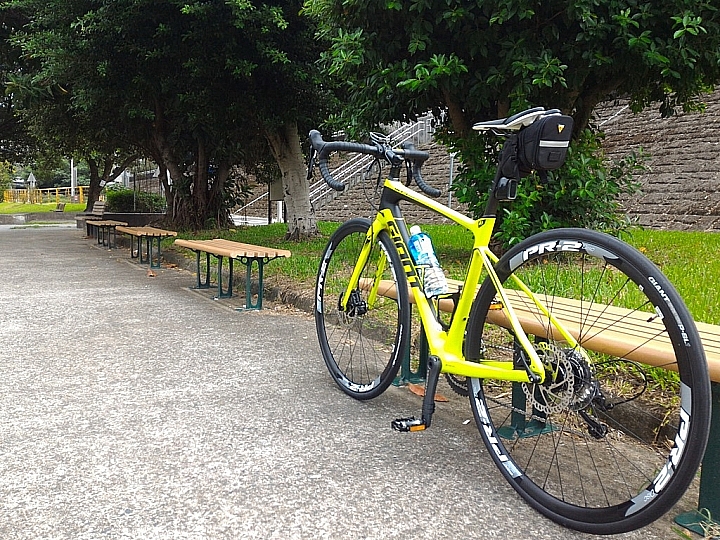我的第一台公路車 2017 GIANT DEFY ADVANCED 1 首發 >