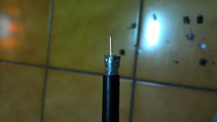 在擠入皺縮型接頭前, 5CFB(RG6)同軸電纜線需要先把編織網外翻嗎?如果編織網要外翻後需要保留或剪掉呢?