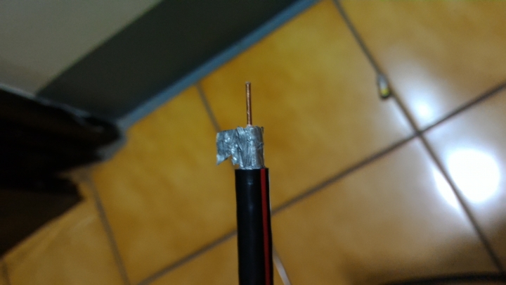 在擠入皺縮型接頭前, 5CFB(RG6)同軸電纜線需要先把編織網外翻嗎?如果編織網要外翻後需要保留或剪掉呢?