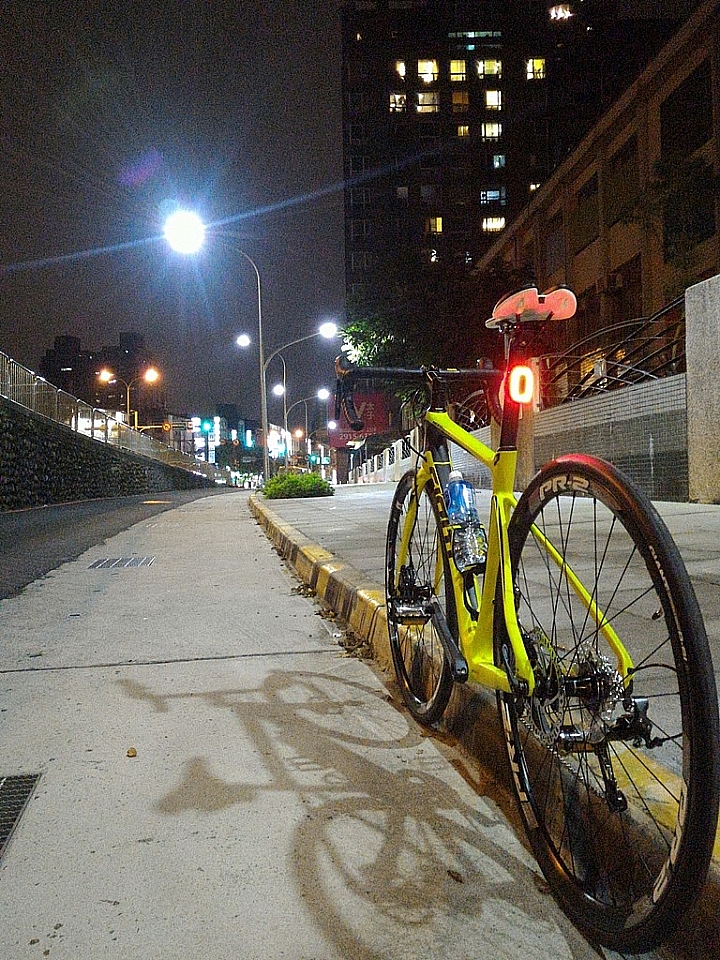 我的第一台公路車 2017 GIANT DEFY ADVANCED 1 首發 >