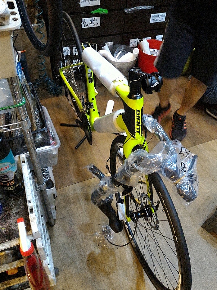 我的第一台公路車 2017 GIANT DEFY ADVANCED 1 首發 >