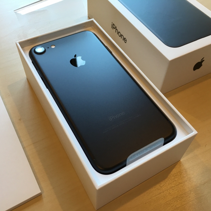 【開箱】iPhone 7 黑色 + 原廠馬鞍棕皮套
