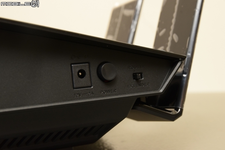 【開箱】特殊外型更上一層樓 D-Link DIR-879