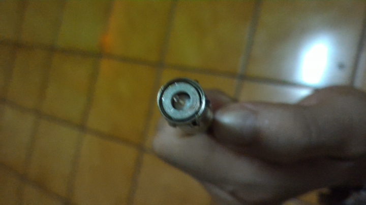 在擠入皺縮型接頭前, 5CFB(RG6)同軸電纜線需要先把編織網外翻嗎?如果編織網要外翻後需要保留或剪掉呢?