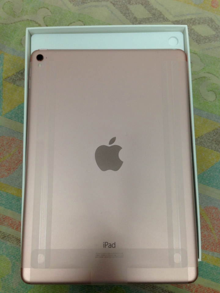 出貨速度快的 iPad Pro 9.7 128G 玫瑰金(簡易開箱文,更新加保護殼)