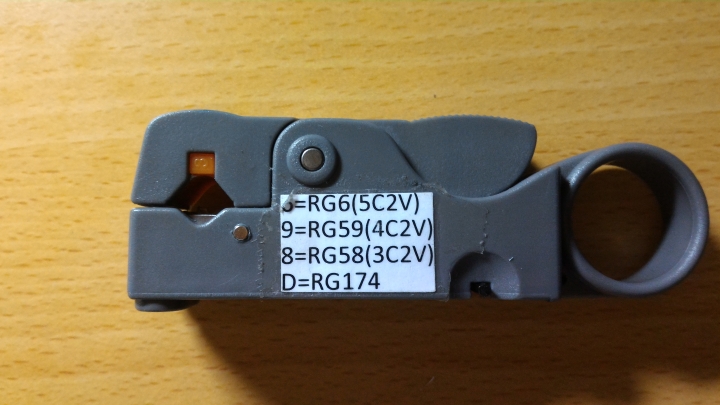 在擠入皺縮型接頭前, 5CFB(RG6)同軸電纜線需要先把編織網外翻嗎?如果編織網要外翻後需要保留或剪掉呢?