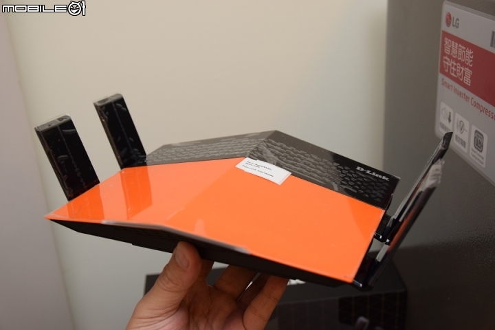 【開箱】特殊外型更上一層樓 D-Link DIR-879