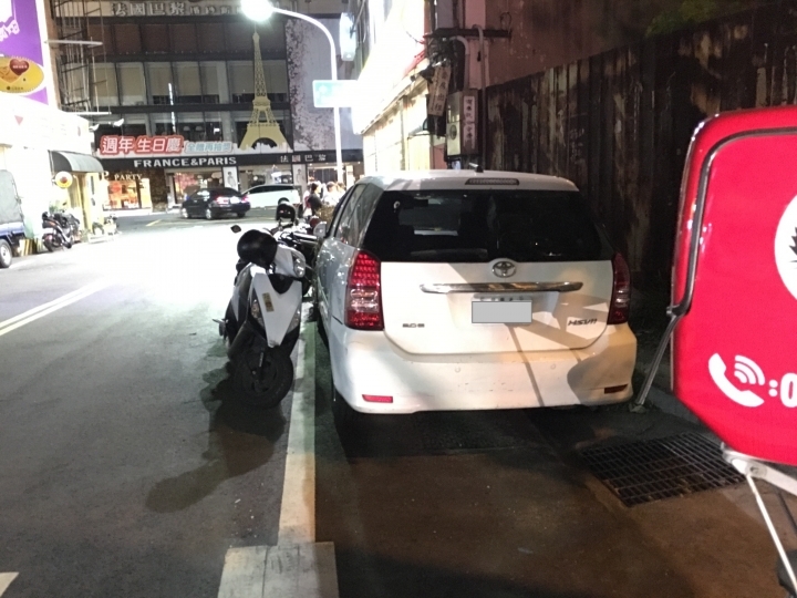 誇張車主為了自己停車把機車移到車道上