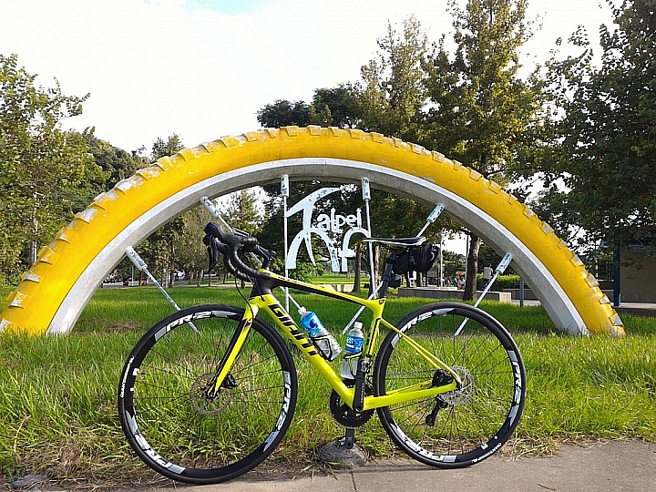 我的第一台公路車 2017 GIANT DEFY ADVANCED 1 首發 >