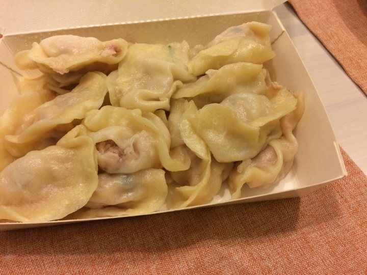 【美食。食記】彰化市 餃皮甜彈,沾料普通 三民市場蒸餃 宵夜 湯