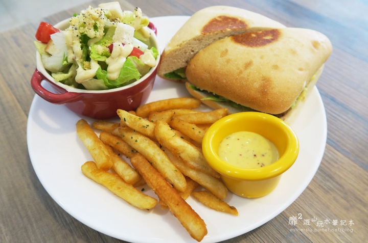 台北信義區平價美食~CLOUD 9 CAFE