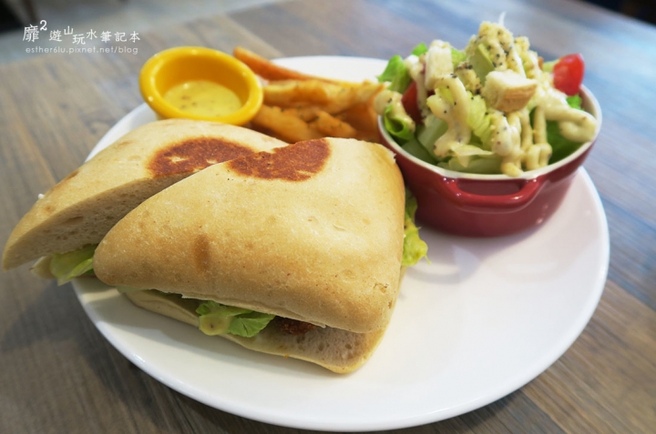 台北信義區平價美食~CLOUD 9 CAFE