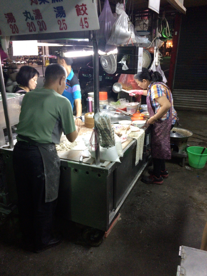 【美食。食記】彰化市 餃皮甜彈,沾料普通 三民市場蒸餃 宵夜 湯