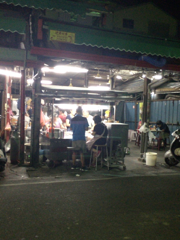 【美食。食記】彰化市 餃皮甜彈,沾料普通 三民市場蒸餃 宵夜 湯