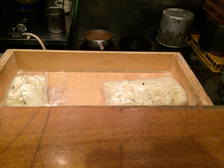 【美食。食記】東京 高田 三年熟成,醬油重鹹 渡なべ 拉麵 沾麵
