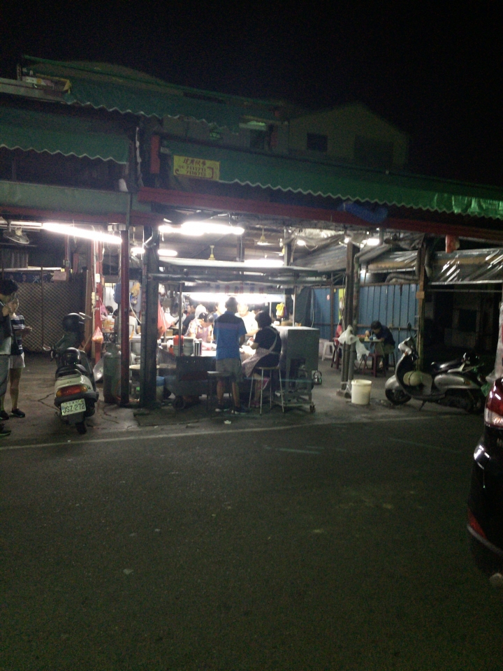 【美食。食記】彰化市 餃皮甜彈,沾料普通 三民市場蒸餃 宵夜 湯