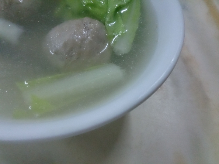 【美食。食記】彰化市 餃皮甜彈,沾料普通 三民市場蒸餃 宵夜 湯