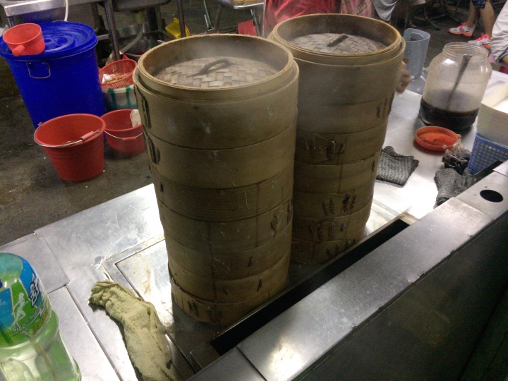 【美食。食記】彰化市 餃皮甜彈,沾料普通 三民市場蒸餃 宵夜 湯