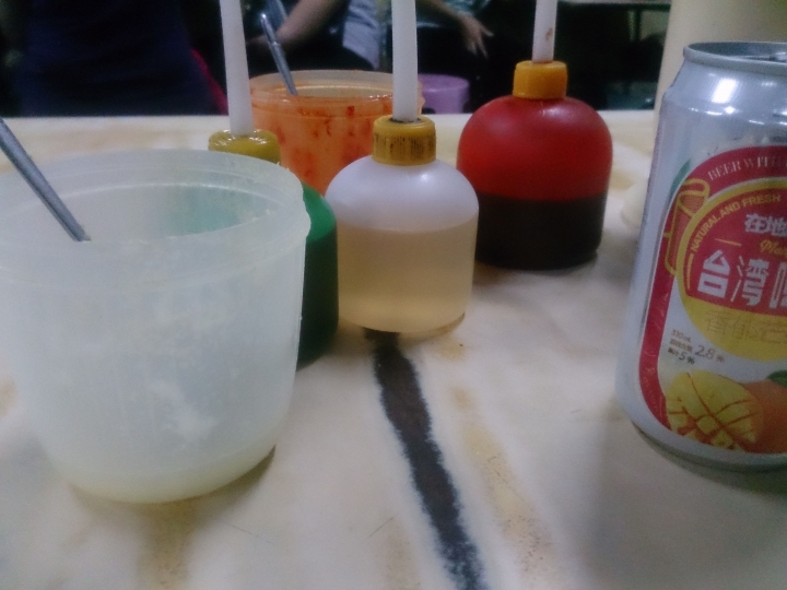 【美食。食記】彰化市 餃皮甜彈,沾料普通 三民市場蒸餃 宵夜 湯