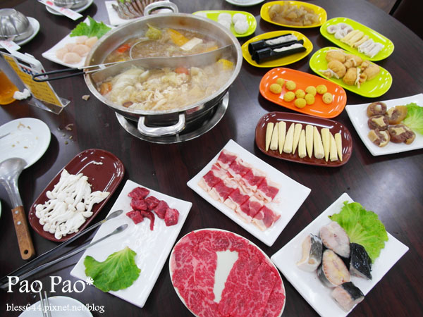 【台中】新新園汕頭火鍋(南屯店)~爆漿黃金嫩肩骰子牛必吃!明治冰淇淋無限吃~