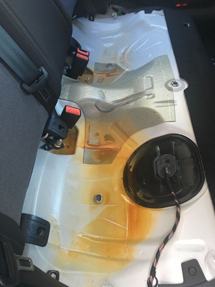 GOLF 7代 TDI 車內積水求救
