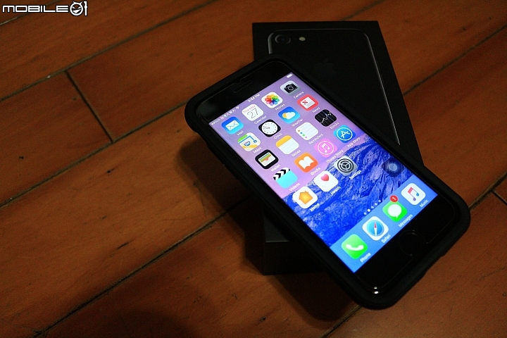 iPhone 7 Jet Black 曜石黑 使用24小時 開箱 加犀牛盾保護殼及保護貼