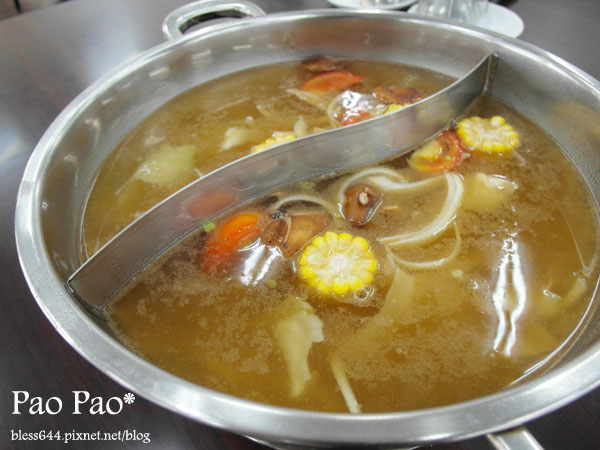 【台中】新新園汕頭火鍋(南屯店)~爆漿黃金嫩肩骰子牛必吃!明治冰淇淋無限吃~