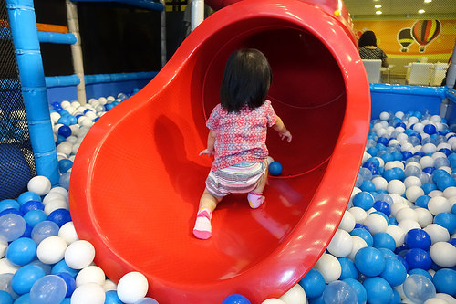 【親子餐廳】內湖大晴天親子餐廳~有巨型扭蛋機及大型溜滑梯球池