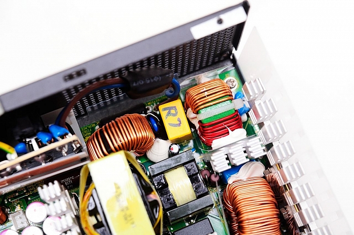 重返台灣市場首作,XFX XTR 750W 金牌全模組化電源供應器開箱測試