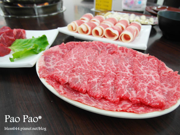 【台中】新新園汕頭火鍋(南屯店)~爆漿黃金嫩肩骰子牛必吃!明治冰淇淋無限吃~
