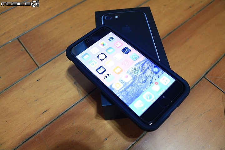 iPhone 7 Jet Black 曜石黑 使用24小時 開箱 加犀牛盾保護殼及保護貼