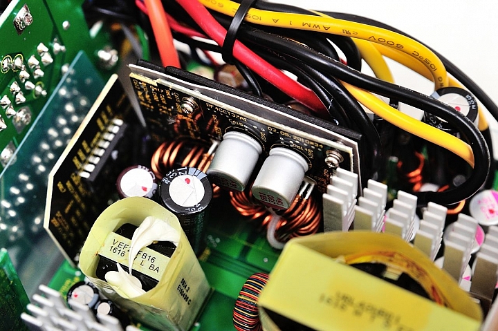 重返台灣市場首作,XFX XTR 750W 金牌全模組化電源供應器開箱測試