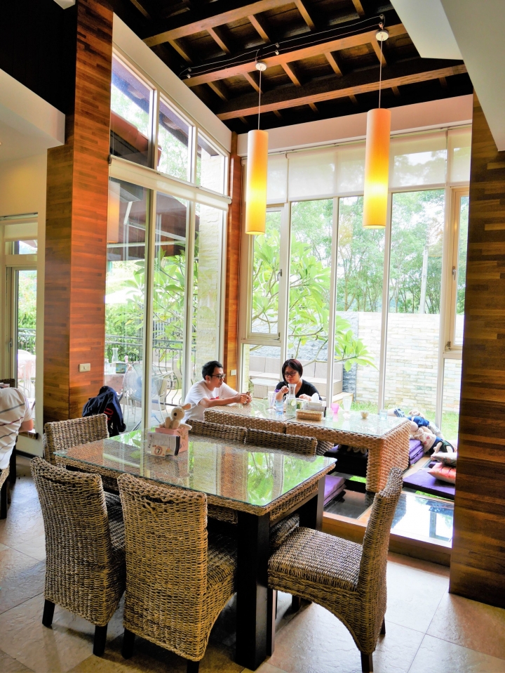 【三義 | 景觀餐廳】擁有透明玻璃座位的可愛森林小屋餐廳♣青松自在