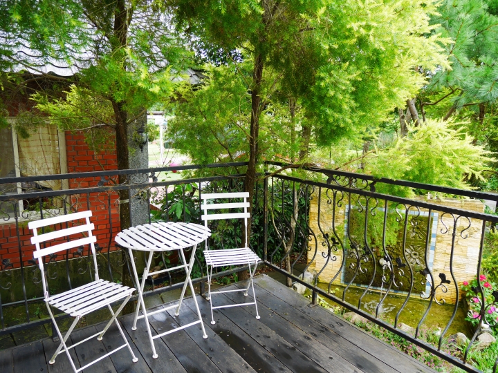 【三義 | 景觀餐廳】擁有透明玻璃座位的可愛森林小屋餐廳♣青松自在