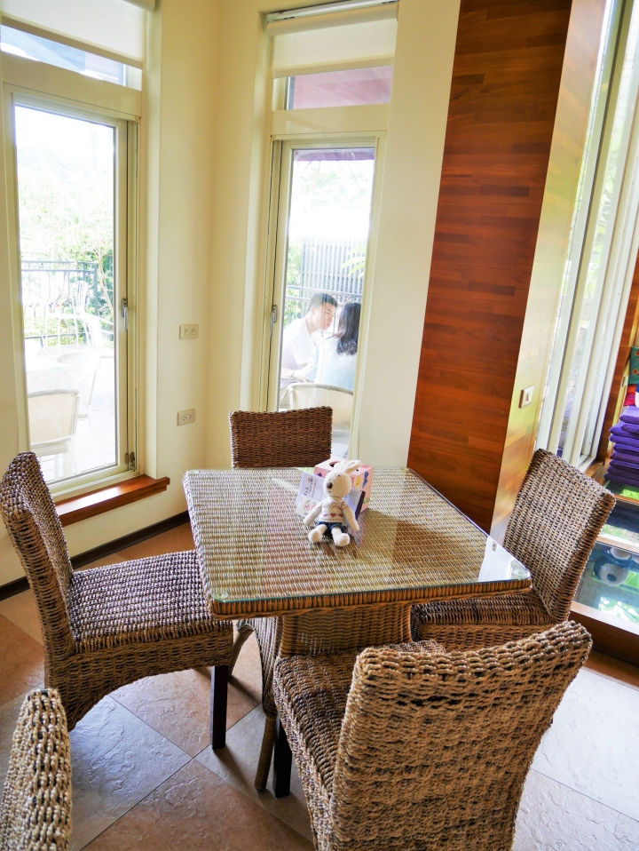 【三義 | 景觀餐廳】擁有透明玻璃座位的可愛森林小屋餐廳♣青松自在