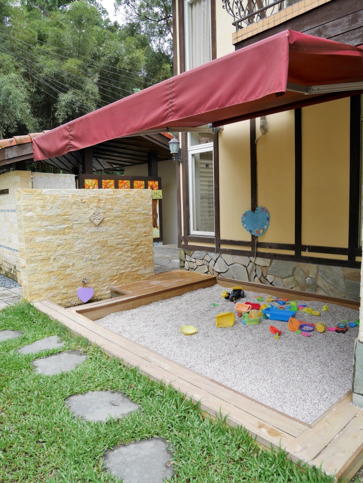 【三義 | 景觀餐廳】擁有透明玻璃座位的可愛森林小屋餐廳♣青松自在